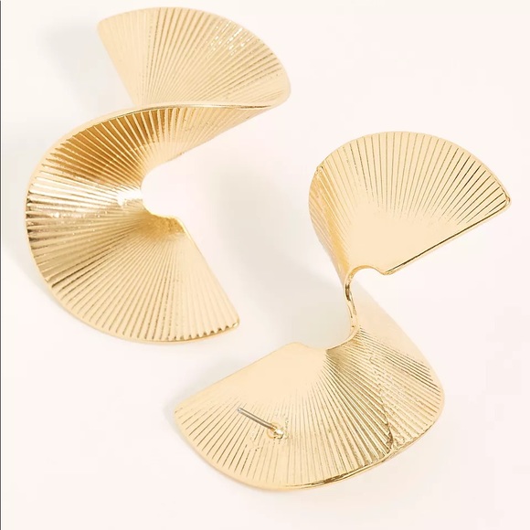 FREE PEOPLE Sculptural Twist Gold Earrings D31 - Picture 9 of 9